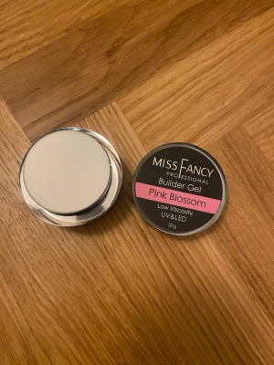Builder Gel Pink Blossom - Miss Fancy Builder Gel i färgen Frosted Pink, 30g. Oöppnad! Nypris:330kr