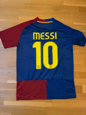 Barcelona 2009 med Messi - Säljer en Barcelona tröja från 2009 med Messi på ryggen. Pris kan diskuteras vid snabb affär och skickar fort. 