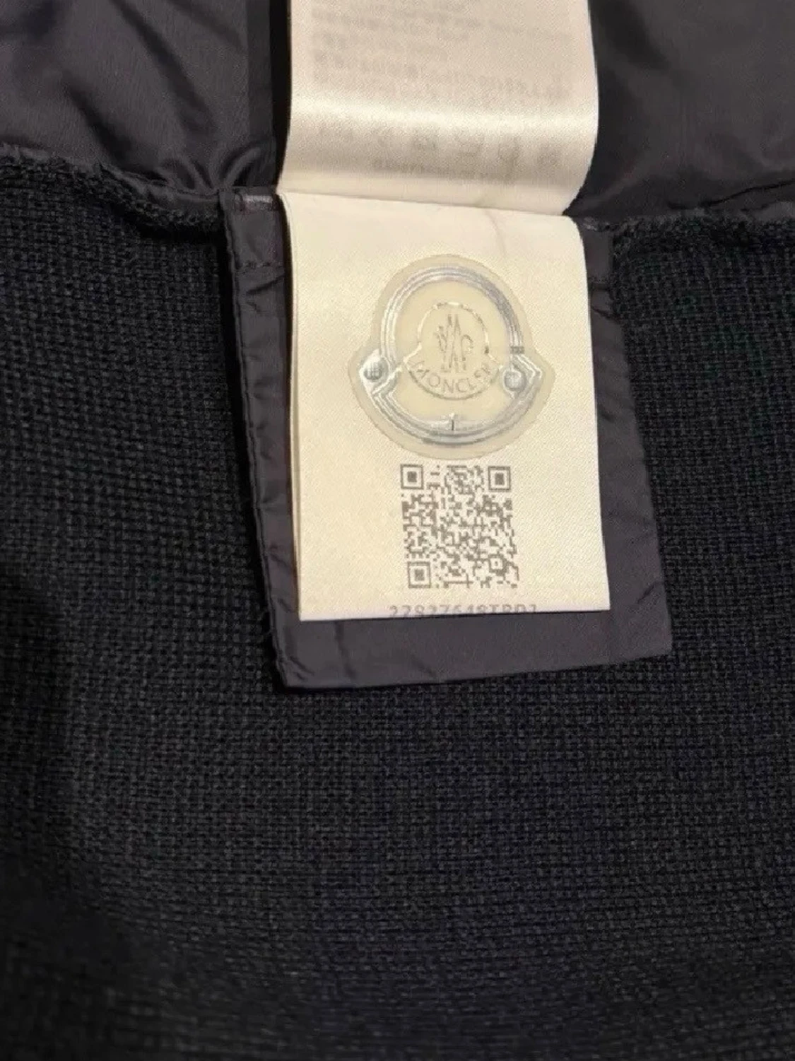 Svart quiltad pufferjacka från Moncler - 4