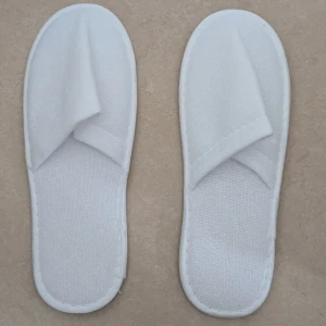 Vita enkla tofflor - TOFFLORNA ÄR HELT OANVÄNDA.  Lätta och bekväma vita tofflor och platt sula. Tillverkade i mjukt material med enkel design. Perfekta att glida i hemma eller på spa. Säljs i förpackning. 