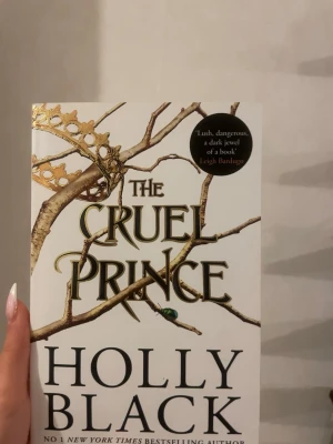 The Cruel Prince- the wicked king - Skickar samma dag eller den kommande dagen- En spännande fantasybok om makt, svek och att överleva i en farlig värld fylld av magi och intriger. Perfekt för dig som gillar mörka berättelser, starka karaktärer och dramatiska vändningar. Första delen och andra delen i Folk of the Air-serien. Säljer även separat