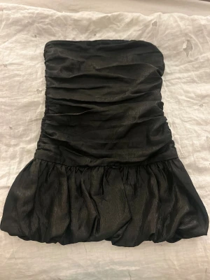 Svart klänning - Perfekt nyårsklänning. Svart och är i helt nyskick. Använd 1 gång. ❤️❤️från Mango, slutsåld