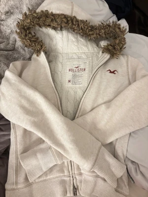 Hollister hoodie - Vintage hollister hoodie i stl M, passar mer XS eller S! Den har tecken på användning som man ser på bilderna. 