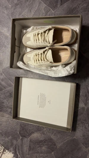 Gant skor liknande Mason Margiela  - Säljer nu dessa skor av gant i storlek 38 som liknar Mason Margiela gats, väldigt bra skick använda inomhus vid 2 tillfällen men inte mer än så! Skulle nog säga att det är 9/10 skick eftersom att dom är använda annars hade jag sagt 10/10. Inga tecken på defekter eller några synliga problem. Retail pris ligger på runt 1800 men även denna färg är väldigt limiterad så därför hamnar mitt pris på 925 box följer även med, om det är några frågor eller funderingar är det bara att fråga!🙌