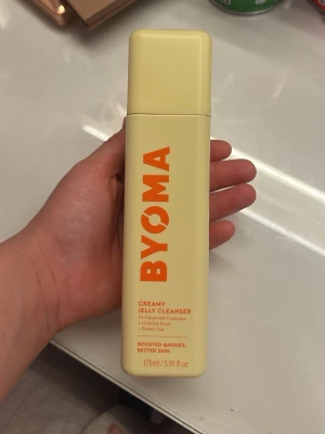 BYOMA Creamy Jelly Cleanser 175ml - En ljusgul, rektangulär flaska med BYOMA Creamy Jelly Cleanser. Innehåller Tri-Ceramide Complex, lakritsrot och grönt te. Rengör huden och återfuktar, passar alla hudtyper. Mycket kvar i den. Säljer då jag fått en ny favorit 