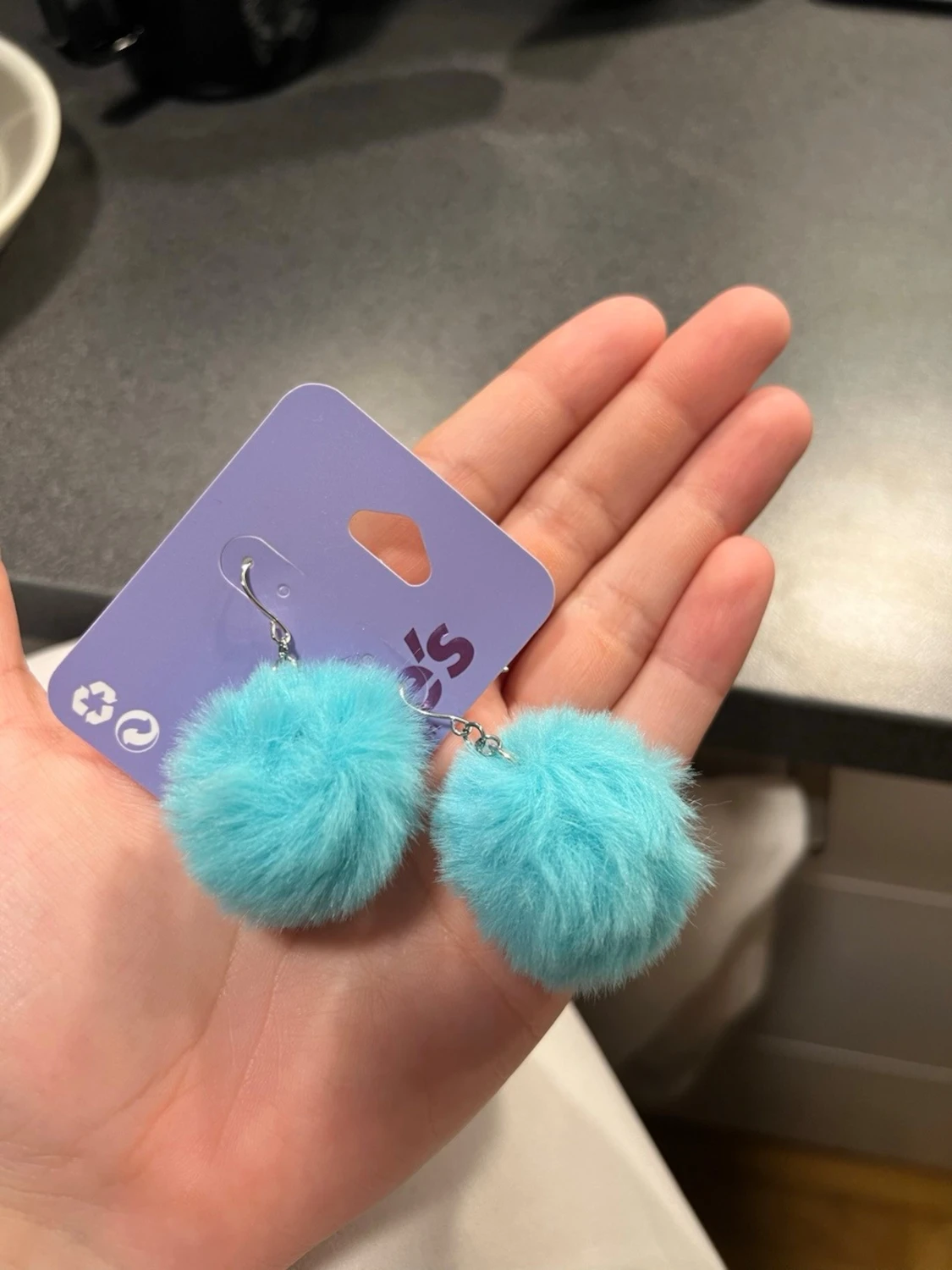 Turkos fluffig pälsbollar örhängen från Claire's - 3