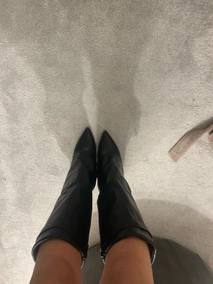 Boots - Säljer dessa skitsnygga skinn boots i strl 38🔥Mellan 7-9 cm i klackhöjd. Aldrig använda pga fick dubletter. Passar perfekt nu till jul eller nyår