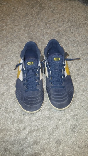 Nike fotbollskor inomhus stl 38 - Ett par blå nike inomhus fotbollskor