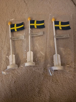 Bordsflagga Sverige - Tre svenska bordsflaggor i trä,