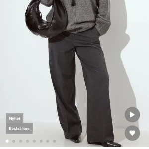 Kostymbyxor nakd - Helt nya gråa kostymbyxor i storlek 36 säljs då jag glömde returnera pga fel storlek😊nypris 599kr