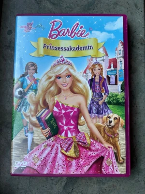 Barbie prinsessakademin dvd - Följ med Barbie 'Blair' Willows på ett fantastiskt äventyr där hon blir utvald att gå på en skola för prinsessor. Där lär hon sig allt om hur man uppför sig som en prinsessa. Hon får hjälp av sina nya vänner, prinsessan Hadley och prinsessan Delancy.  Finns på språk: Svenska, Engelska, Finska.  OBS!! skivorna är begagnade så det kan förekomma repor/hairlines på skivorna, men då jag kollar igenom alla filmer jag säljer garanterar jag att alla funkar felfritt om inget annat står! :)