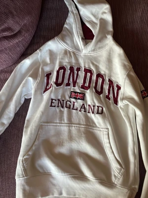 London hoodie  - Passar inte för mig längre och vill sälja den. Skriv om ni är intresserade av att köpa den.