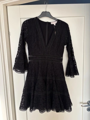 Love Lolita klänning - Supersnygg svart kortklänning från Love Lolita som är helt ny och oanvänd. Perfekt till nyår! Nypris är 2699 kr🩷