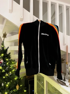 Palm Angels tröja i svart velour - Palm Angels tröja äkta!                                                    Säljs snabbt och billigt och pris kan absolut diskuteras!                                                            Endast använd en enstaka gång.                                  Äkthetskontroll går bra