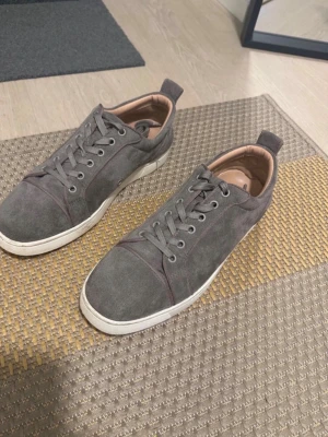 loubitin skor - Skick 7/10 lite smutsiga men de bara o tvätta. box och dustbax ingår.