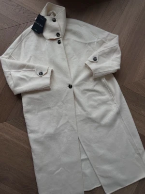 SÖKER: Benvit ullkappa från Mango - Söker denna mango kappan i storlek S som är helt slutsåld!! Skriv om ni har den och kan tänka er sälja🪷säljer en i storlek m på min profil.