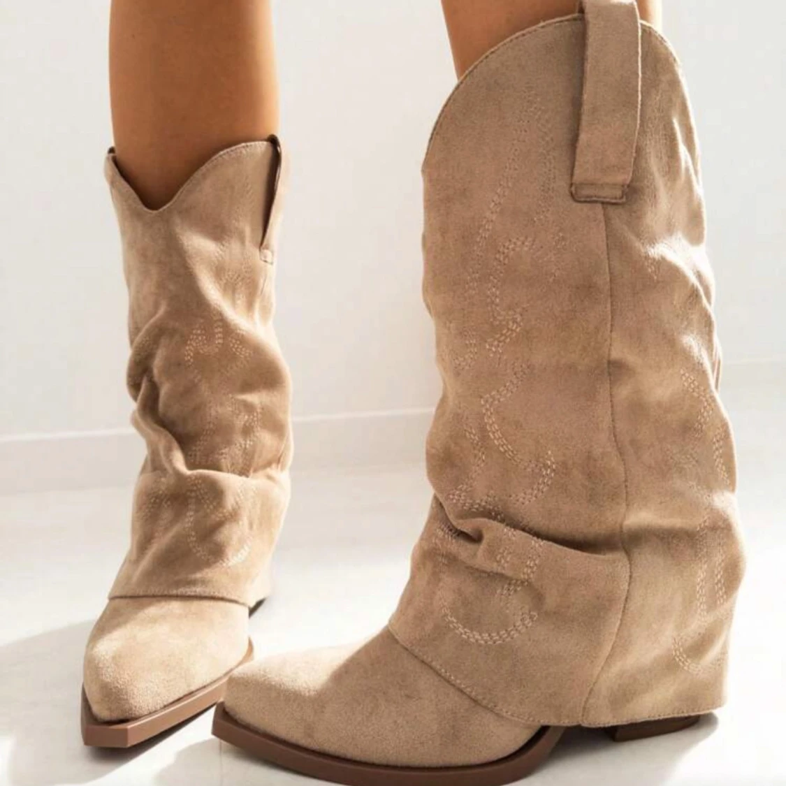 Beige cowboy boots i mocka - 1