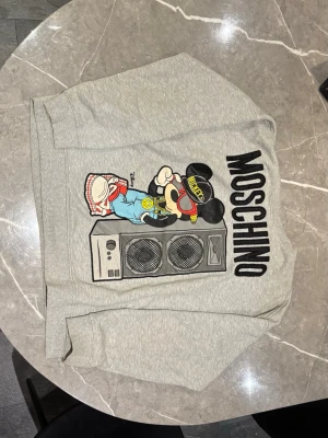 Mochino sweatshirt L - Collab mellan Moschino, H&M och Disney (Limited edition). Fick i present men den används inte. (Pris kan diskuteras) 