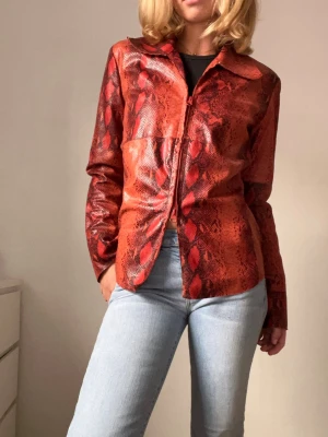 Cool jacka i fakeläder - As cool unik jacka, köpt second hand men i mycket bra skick! Storlek M men passar även mindre. Jag bär vanligtvis xs.