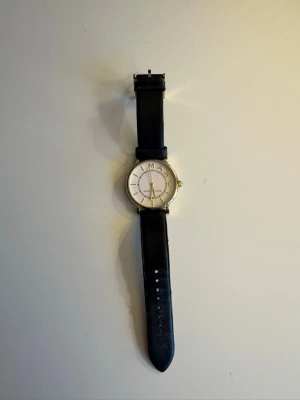 Marc Jacobs klocka - Snygg och stilren Marc Jacobs-klocka med läderarmband. Använd men i fint skick. Passar bra både till vardags och vid finare tillfällen