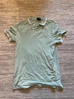 Ljusgrön piké från Equipe d'Artistes - Snygg ljusgrön pikétröja från Equipe d'Artistes. Fint skick