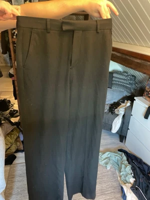 Svarta kostymbyxor med raka ben - Säljer ett par svarta kostymbyxor med rak passform. Storlek W30 L32, använda 1 gång