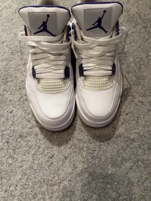 Nike Air Jordan 4 purple metallic, 41 - Säljer mina jordan 4 purple metallic använda 2 gånger men i väldigt bra skick. Storlek 41, skriv för mer info
