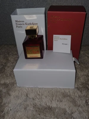 Maison Francis Kurkdjian Baccarat Rouge - Exklusiv parfym från Maison Francis Kurkdjian, Baccarat Rouge 540 Extrait de Parfum. Flaskan innehåller 70 ml och är tillverkad i Frankrike. Perfekt för dig som vill sticka ut med en lyxig och trendig doft.