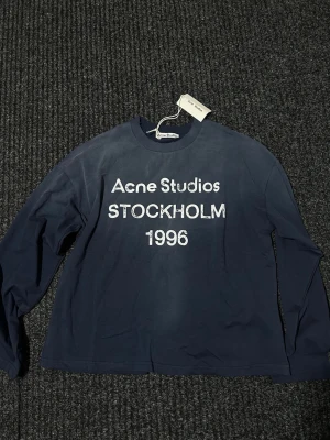 Mörkblå långärmad tröja Acne Studios - Helt nya                                                                     Priset går att diskutera🍾                                      Skriv vid minsta fundering 😁                                                