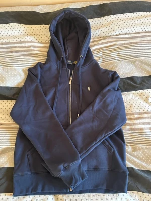 Raulph lauren zip hoodie  - En jätte fin raulph lauren zip hoodie och det är samma med den här den känns som storlek M men är Large 