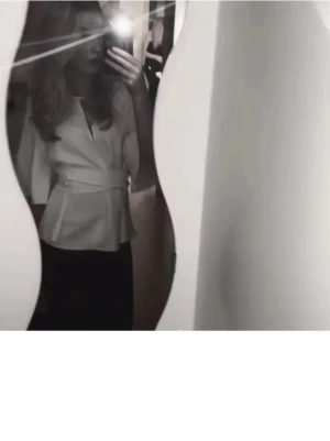 Vit knyt blus Zara  - Säljer denna super söta blusen från Zara då den inte kommer till användning ! Super söt och passar både uppklätt som ner klätt 