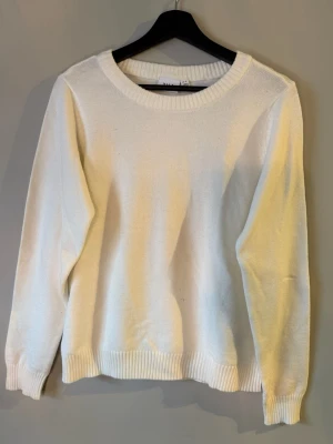 Vit stickad tröja från VILA - Säljer en enkel och fräsch vit stickad tröja från VILA i storlek M. Perfekt för lager-på-lager och chill dagar! Nypris: 329kr Säljer även en i svart!!