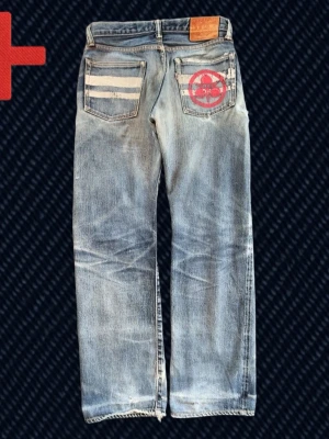 SKICKA BUD Momotaro Custom Order Selvedge GTB Sashiko Jeans  - (Högt pris eftersom det är budgivning) Det sjukaste paret Momotaro jeans som finns på marknaden. Custom order design på bakfickorna och handgjord sashikolagning på framsidan. Passar som 29/30. Skicka bud!  Midja - 39 cm, Total längd - 101 cm, Innersöm - 76,5 cm, Lår - 28 cm