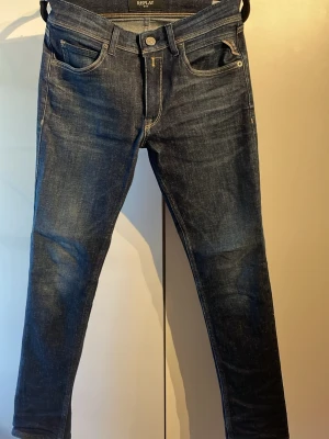 Replay mörkblå jeans Wallys 12A - Snygga mörkblå jeans från Replay, modell Wallys, med klassisk femficksdesign och kontrastsömmar. Jeansen har raka ben och är tillverkade i slitstarkt denimtyg av bomull. Mycket bra skick utan skador. Passar dig som är ca 150-160 lång. Nypris 849kr