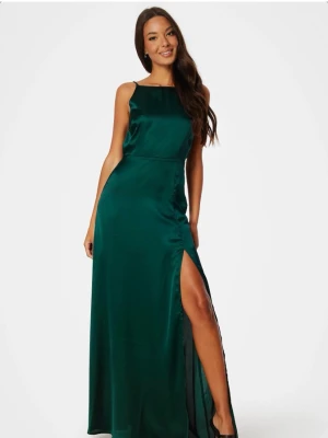 Grön långklänning med öppen rygg och slits vid vänstra benet  - Säljer min gamla balklänning från bubbleroom då den inte längre kommer till användning💓Den är grön med öppen rygg och med slits vid vänstra frambenet, använd en gång. Perfekt till kommande baler eller bara till finare tillfällen! Jag är 170 och tycker den är bra i längd, klackar skulle även gå att ha till!💗Nypris var 1200, hör av dig med prisförslag eller ytterligare frågor! 