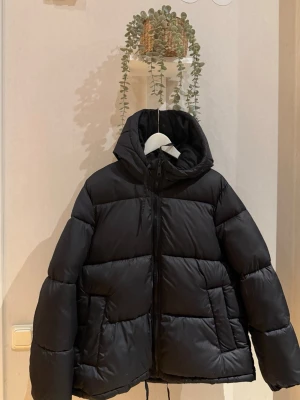 Puff jacka - Hm - Snygg puff jacka från hm som tyvärr aldrig kom till användning . Inga täcken på användning . Storlek S ,  säljer för 270 men kan diskuteras 🌸