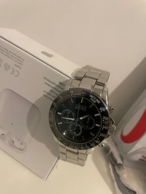 Hugo Boss Klocka - Säljer nu mina fina Hugo boss klocka som inte längre kommer till användning. Perfekt för julklapp och fraktar dagen man köper. Mycket bra skick 