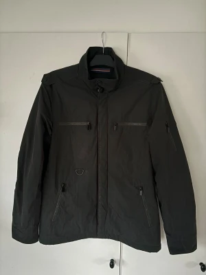 Snoot jacka  - Jättefin populär och snygg olivgrön Snoot jacka i storlek M säljes. Inte liten i storlek som många snoot är. Sitter grymt och passar till allt perfekt nu till vintern. Enligt mig den snyggaste snoot modellen och väldigt varm och skön!