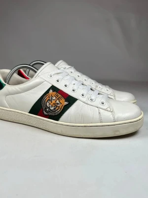 Gucci ace - Säljer nu mina tvär feta Gucci ace då de inte kommer till användning längre! De är i gott skick och de är o storlek 42. Pris kan diskuteras vid snabb affär!