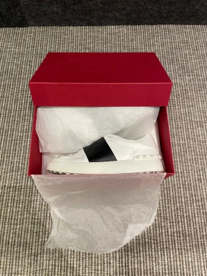 Valentino skor - Hej! Säljer nu dessa nästan nya valentino skor. Skorna är knappt använda. Nypris 7.500kr. Säljer för endast 2.800kr! Hör av dig vid frågor 