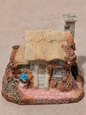 Miniatyrstuga - Bilderna visar en liten miniatyrstuga i olika vinklar. Passar som dekoration 