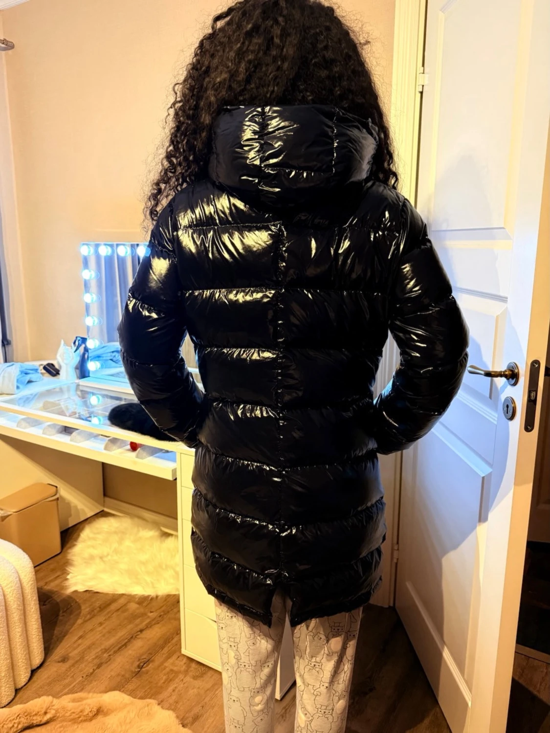 Svart glansig pufferjacka med huva - 2