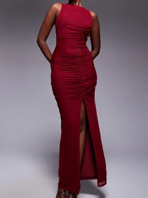 Vinröd långklänning med slits - Prislapp kvar, aldrig använd. Säljer en vinröd långklänning med snygg rynkning framtill och slits på benet. Klänningen har öppen rygg med tunna band. Materialet är mjukt och följsamt. 