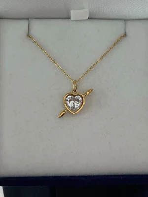 Maria Nilsdotter ”You and Me” inspirerat halsband - Aldrig använd, 18K guldpläterad och tillverkad i rostfritt stål. Kedjans längd 40+5 cm och nickelfri. Om du har fler frågor, tveka inte att höra av dig 🤗