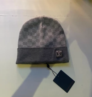 Grå mössa  - Grå märkes mössa, perfekt kvalité och skick. Ni vet vilket märke det är :)