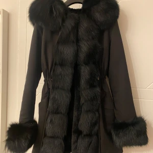 Vinterjacka Femenina of Sweden  - Perfekt jacka inför vintern från Femenina of Sweden. Jackan har ett tjockt teddy foder inuti som värmer väldigt bra. Jackans pälsdetaljer är avtagbara. Fickor finns på sidorna. Nypris på jackan är 3999kr. 