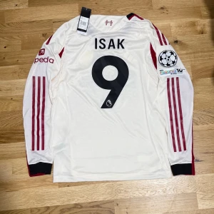 Liverpool tredjeställ 25/26 #Isak 9 Player Edition UCL Patch - Säljer en helt ny Liverpool Tredjeställ tröja som har namn #Isak 9 på backsidan. Den är Player Edition tröja en av fr högsta kvalitet som man kan få. TVEKA INTE ATT SKICKA EN BUD.