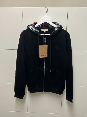 Burberry Hoodie  - Helt ny aldrig använd. Storlek M. Snabb frakt fraktar inom 24h.