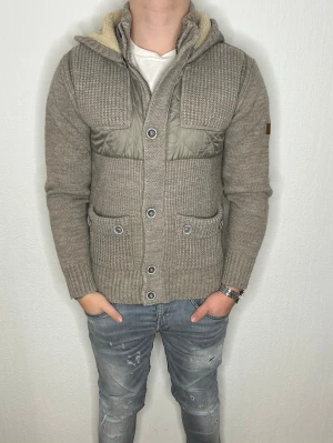 IZAC cardigan - Hej nu säljer vi denna grymt feta IZAC cardigan i en stilren beige färg som går lätt att klä. Skicket: 9/10 Storleken: S. Bröstlängd:44cm midjalängd:45cm längd:65cm armlängd:57cm. För fler frågor eller funderingar är det bara att höra av sig