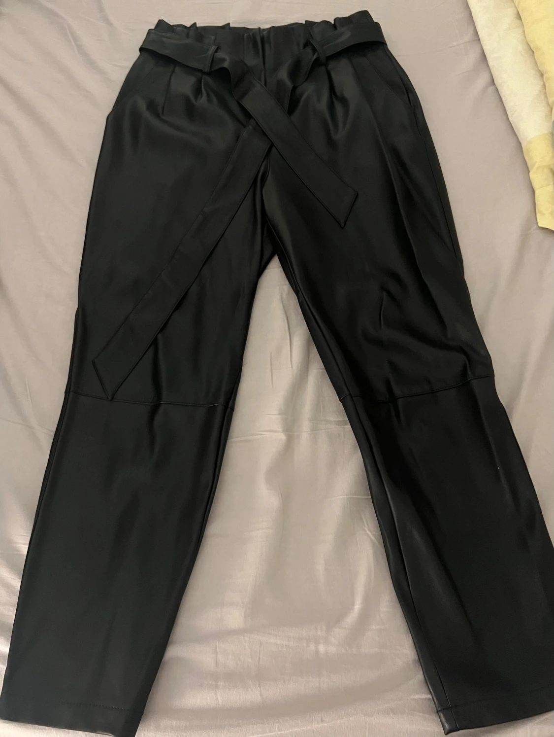 Svarta byxor i fuskskinn från Amisu/ NewYorker